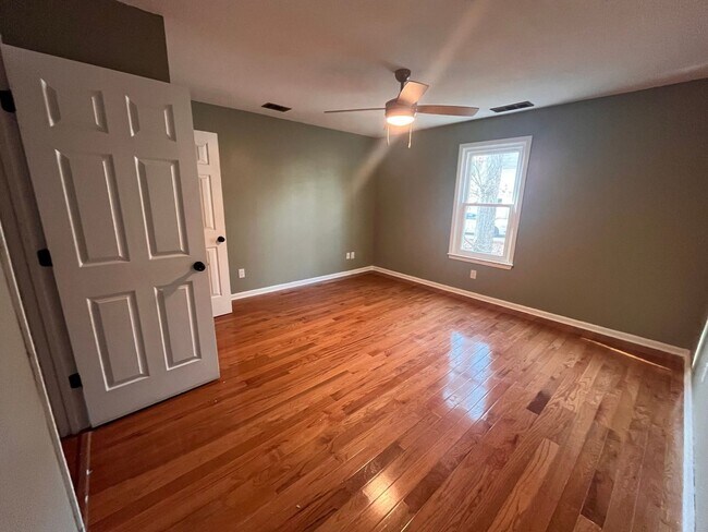 Building Photo - 925 Dogwood Park Dr