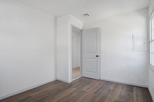 Building Photo - 549 E Ercoupe Dr