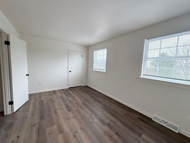 Building Photo - 52 S Front St