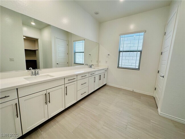 Building Photo - 981 Woodburn Ln