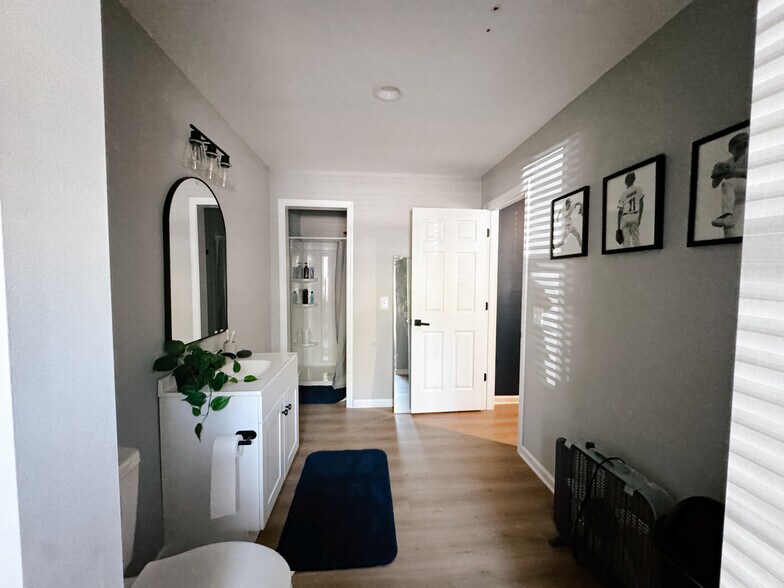 Building Photo - 215 Dillard Mill Dr