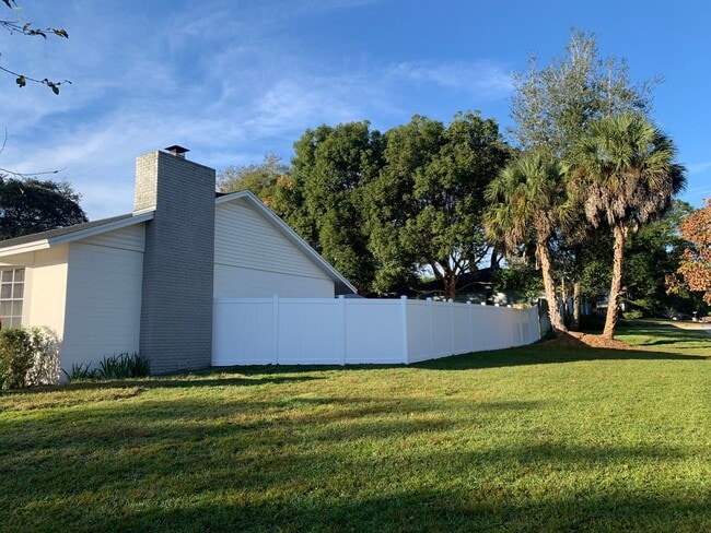 Building Photo - Beautiful 3 bedroom 2 bath Longwood Home