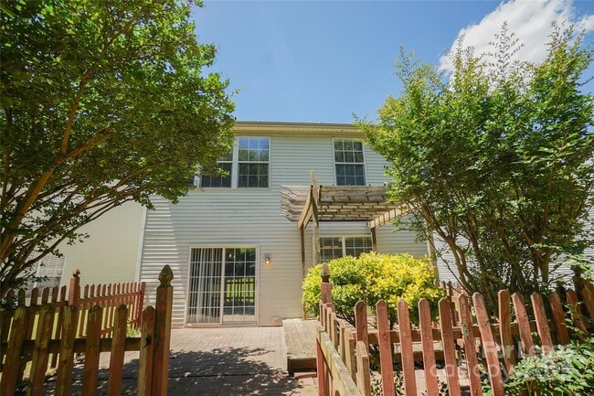 Building Photo - 2411 Normancrest Ct