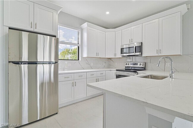 Building Photo - Gorgeous custom built 3/2/1 water front si...