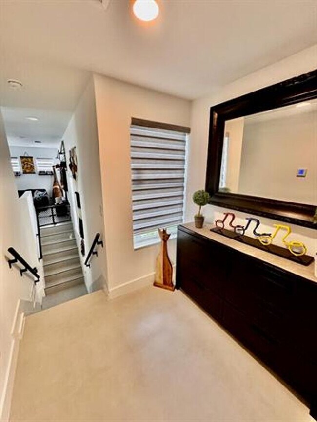 Building Photo - 1081 Wilshire Cir E