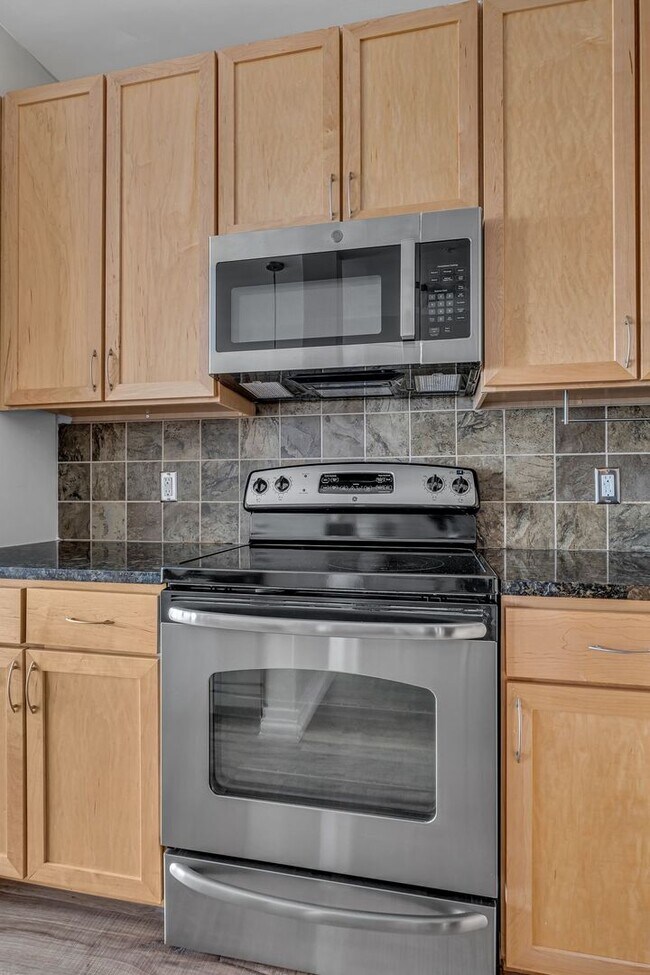 Building Photo - Awesome 1BE/1BA Condo in the heart of West End!