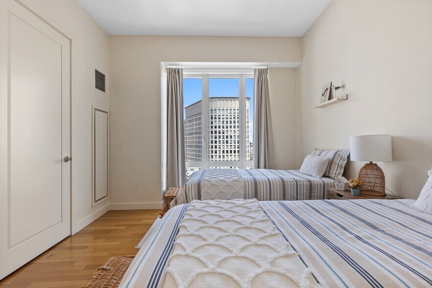 Building Photo - 400 Stuart St