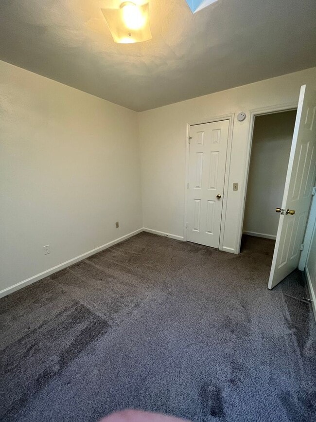 Building Photo - Large Townhome North Main Blacksburg