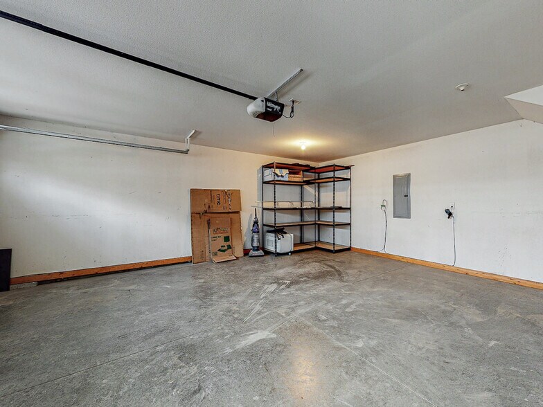Garage - 385 NE Sandalwood