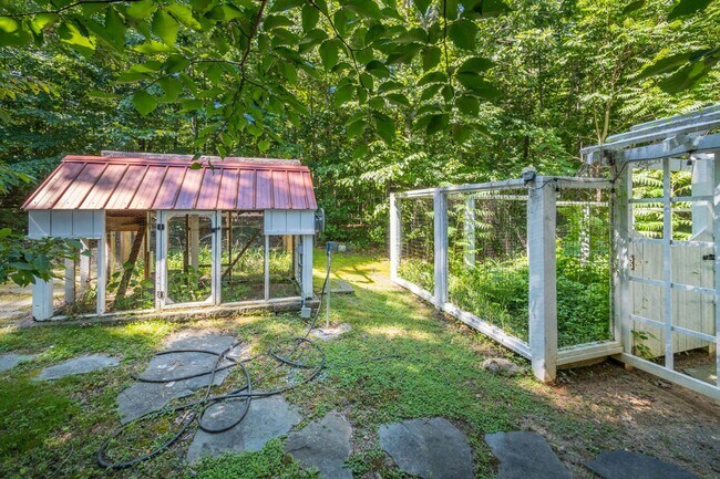 Building Photo - 246 Valley Meadow Dr