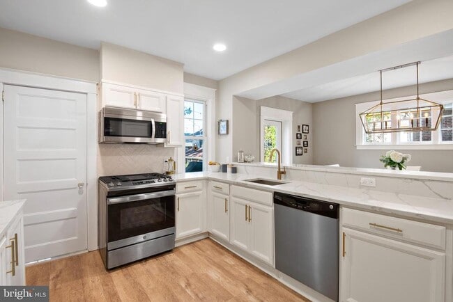 Building Photo - 404 S Jackson St