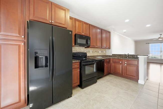 Building Photo - 3135 Patrick Henry Dr