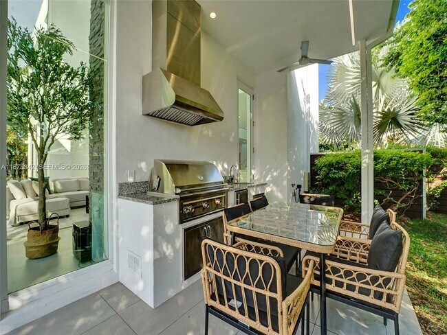 Building Photo - 2217 NE 17th Terrace