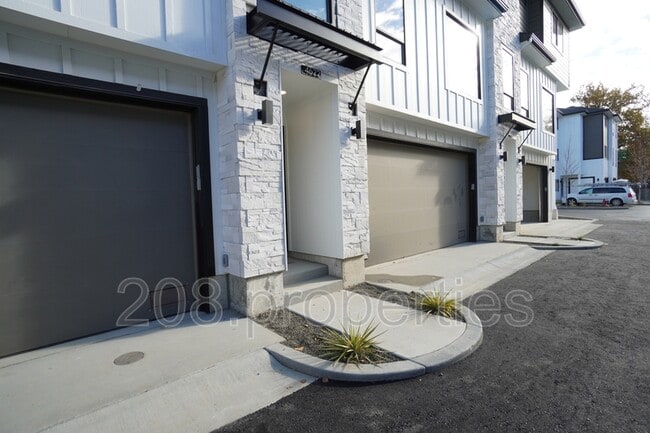 Building Photo - 4614 N Iota Ln