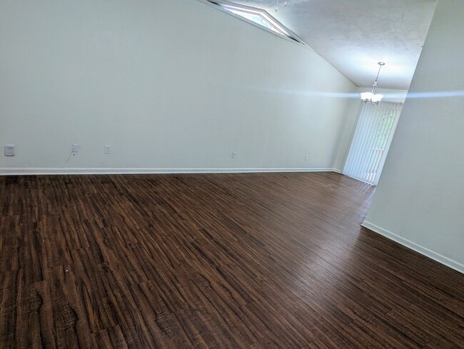 Building Photo - 751 Livingston Ct