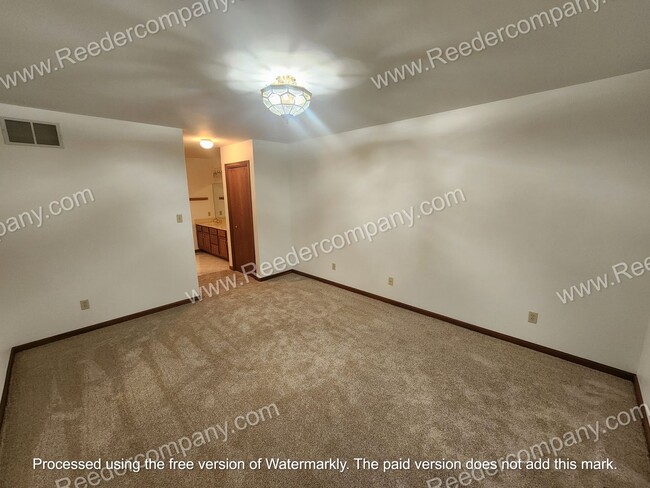 Building Photo - Spacious 3 bedroom 2 bathroom townhouse