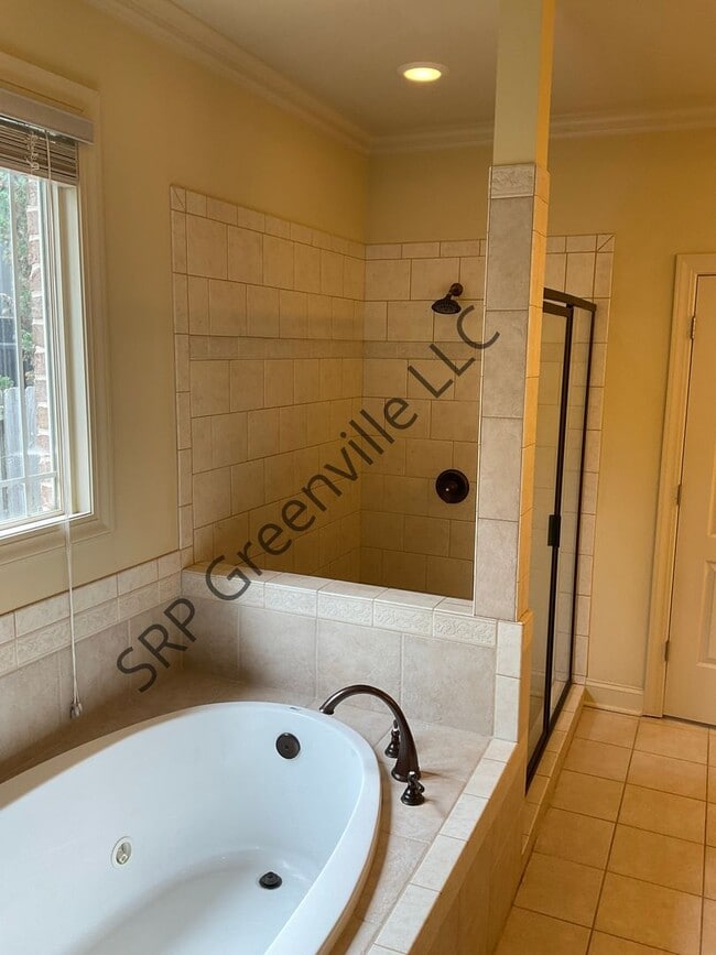 Building Photo - Four Bedroom Brick House for Rent!