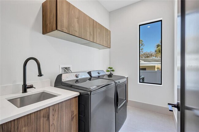 Building Photo - 275 Lime Cir
