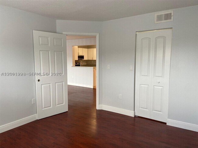 Building Photo - 450 Palm Cir W