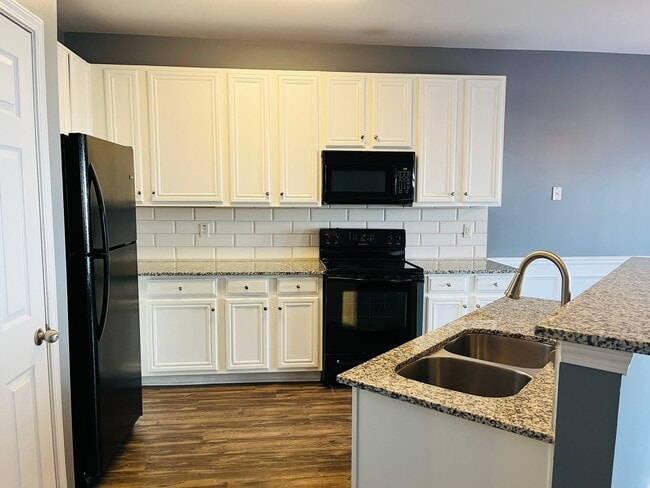 Building Photo - Sought after community, swimming/playground, courtyard, 1 car garage, 2 bed/2.5 bath, granite  co...