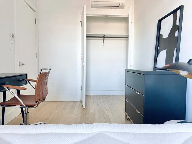 Building Photo - Furnished room/NOT APARTMENT