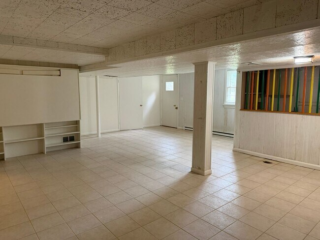 Building Photo - 9220 Quintana Dr