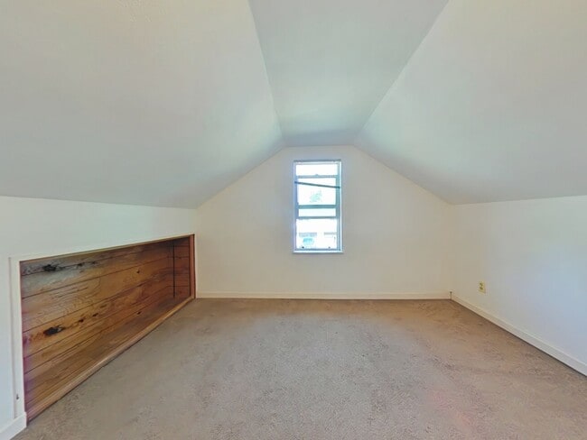 Building Photo - 3 Bedroom House ~ Close to Campus