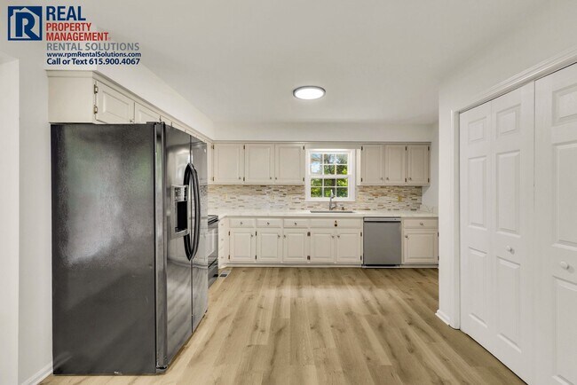 Building Photo - Beautiful Brentwood 3 BD home with attache...