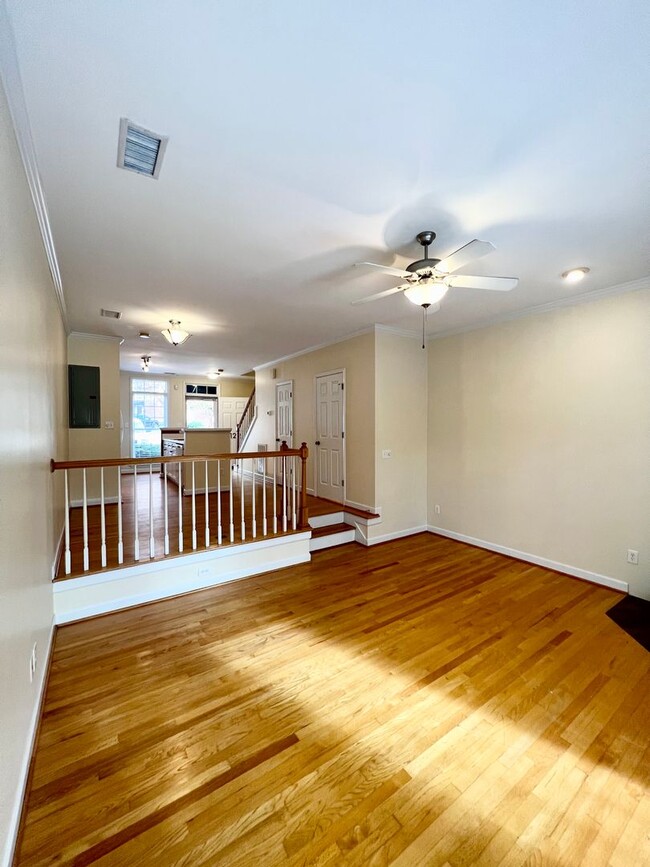 Building Photo - 2 Bedroom Townhome