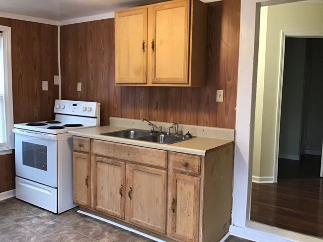 Building Photo - Recently Upgraded 3 Bedroom in Downtown Ro...