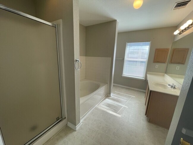 Building Photo - Spacious 3 Bedroom 2 Bath
