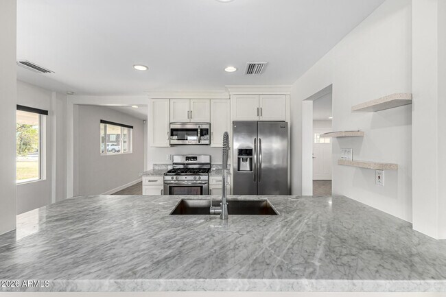 Building Photo - 3930 E Oak St