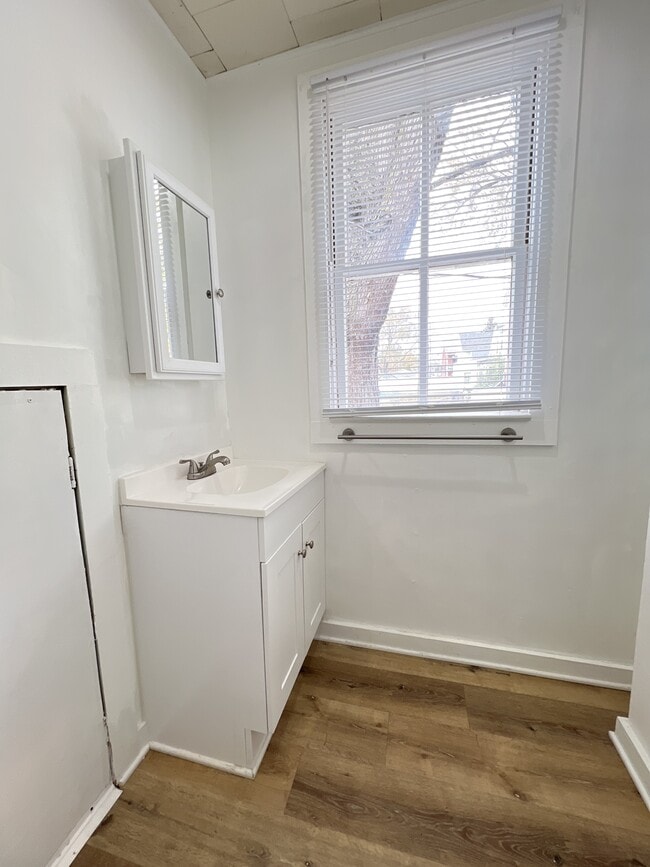 Building Photo - 621 E 24th St