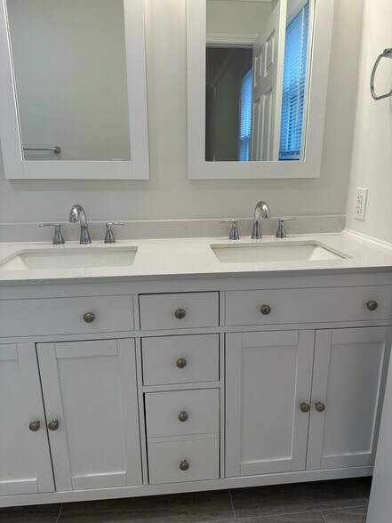 Master Bath view 1 - 5149 Honeysuckle Ln E