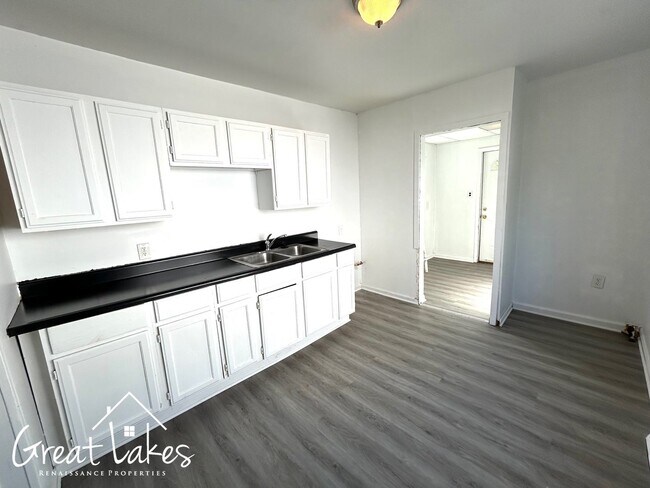 Building Photo - Charming 3 Bedroom 1 Bathroom now available for rent