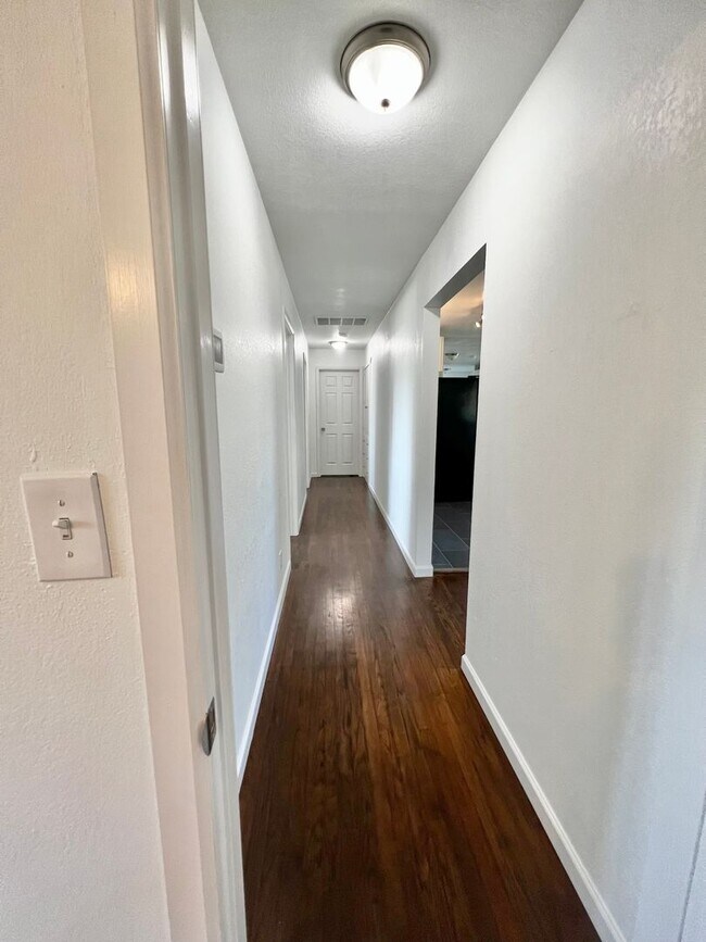 Building Photo - 3 Bedroom, 2 bath house
