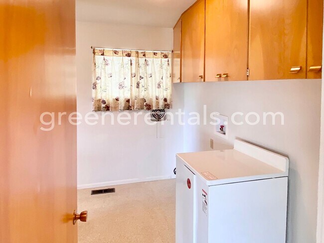 Building Photo - Large 2BD/2BA Montesano Duplex