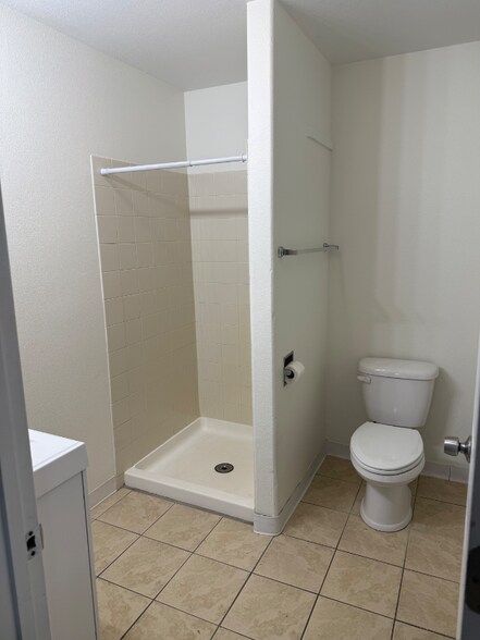 Building Photo - 551 N Robin Cir