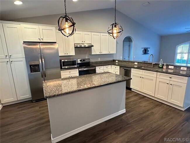 Building Photo - 5825 N Larkspur Way