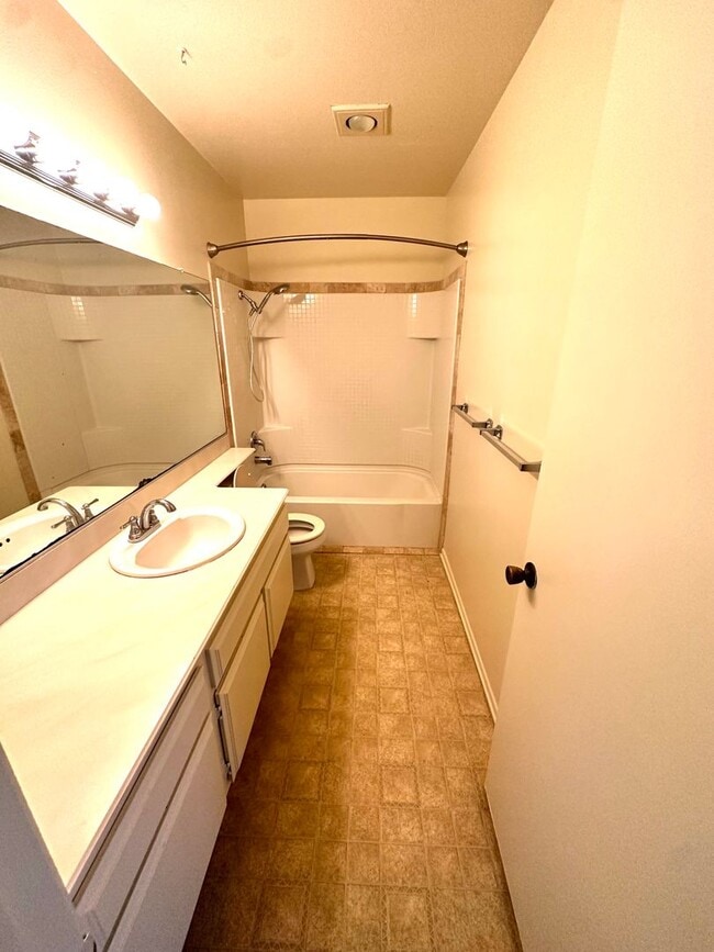 Building Photo - Spacious Woodbridge Condo -Townhouse model...