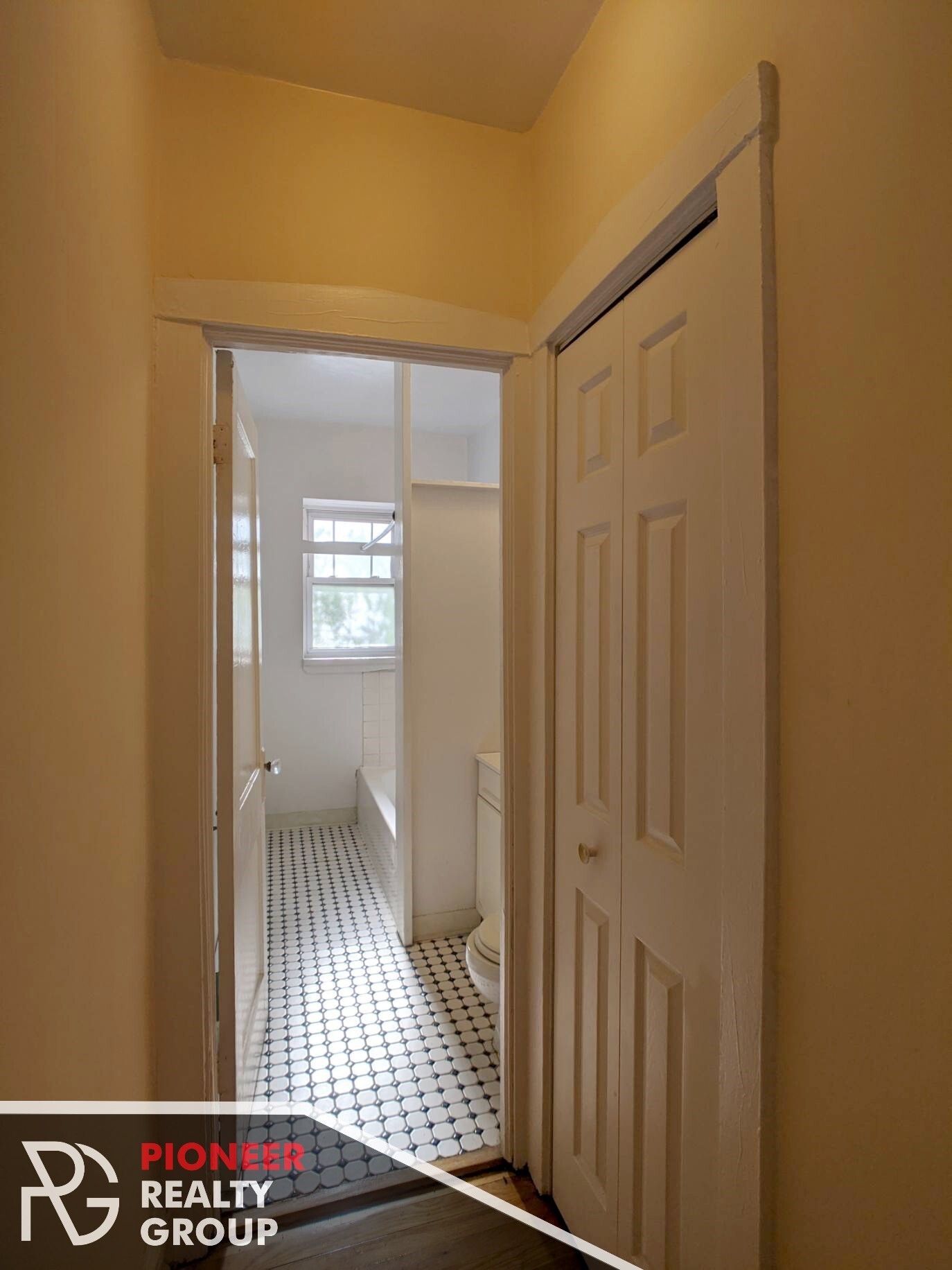 Building Photo - 953 W Cornelia Ave