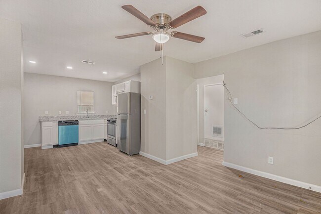 Building Photo - This charming 3-bedroom, 1-bath residence offers 1,000 square feet of comfortable living space, p...