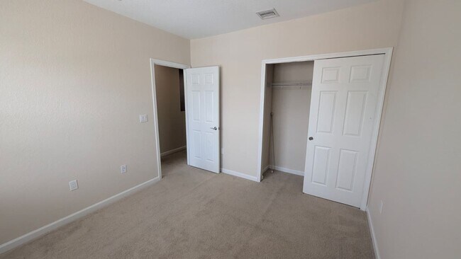 Building Photo - Spacious Townhome in Desirable Vizcaya Falls 3-bedroom, 2.5-bath townhome