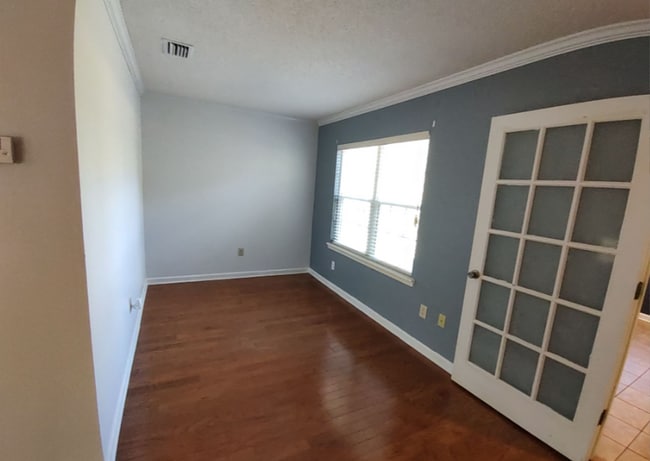 Building Photo - Charming 2 Bedroom/2 Bathroom with Sunroom...