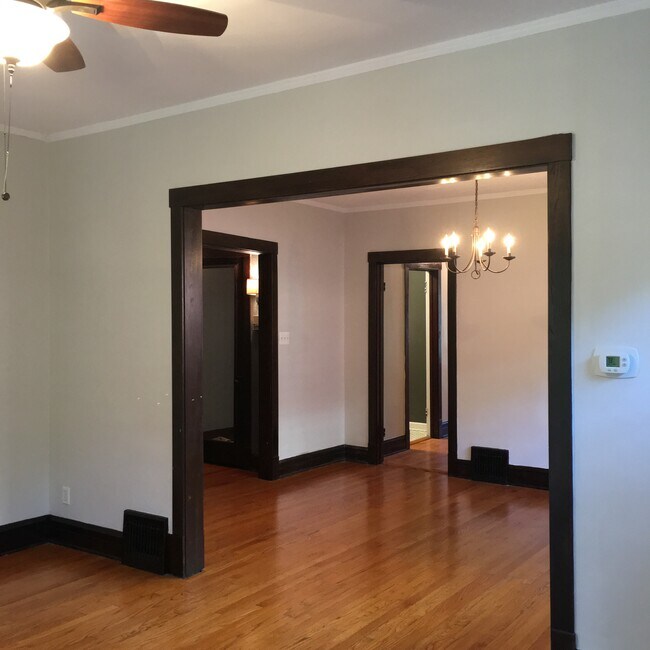 Building Photo - 4058 W Warwick Ave