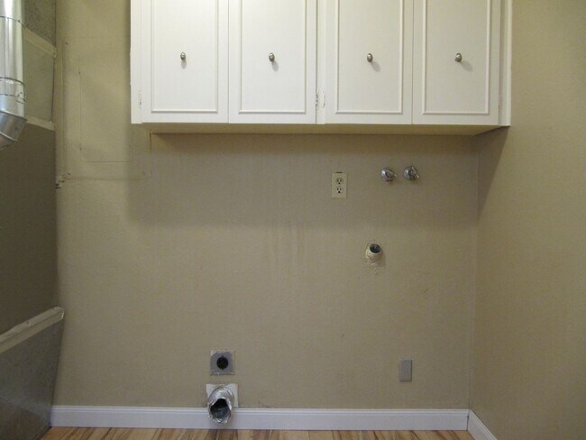 Building Photo - Three Bedroom Home in South Salem