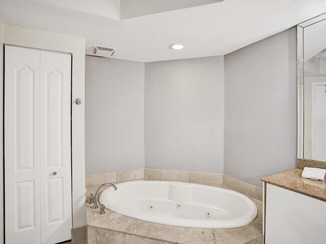 Building Photo - 191 S Ocean Dr