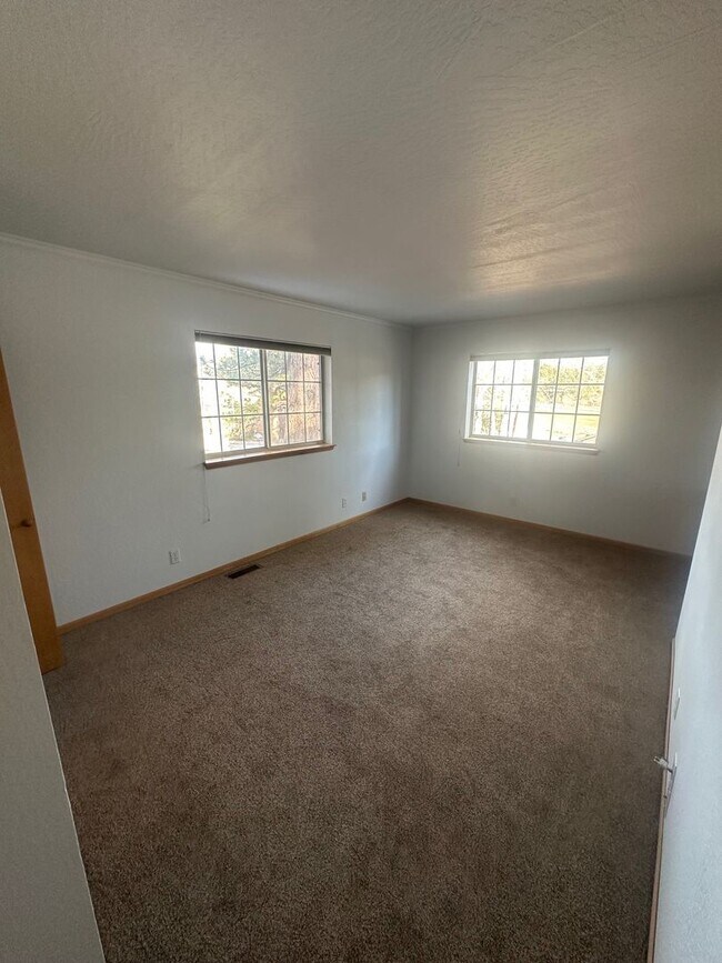 Building Photo - Long Term Glenshire Rental 3 Bed, 2.5 Bath 3 Car Garage