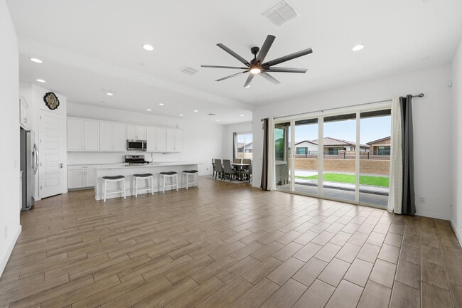 Building Photo - 4323 N 92nd Dr