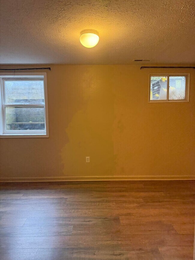 Building Photo - 3 Bedroom/2.5 bath Townhome Located on Bloomington's Southside - Available April 2026!